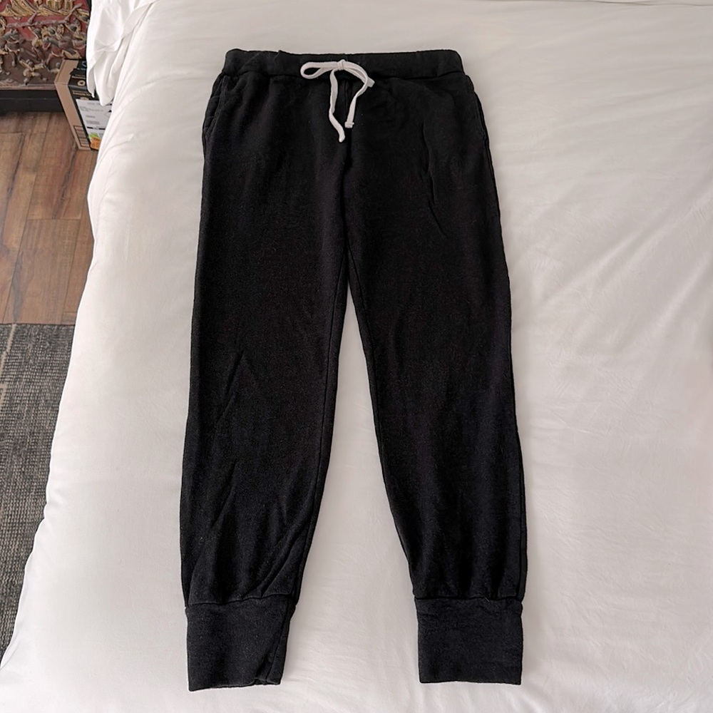 Sundry Sweatpants size 1 like new. Color charcoal. Fit like a small